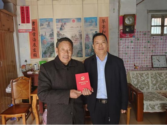 歡城煤礦開展“光榮在黨50年”紀念章頒發走訪慰問活動